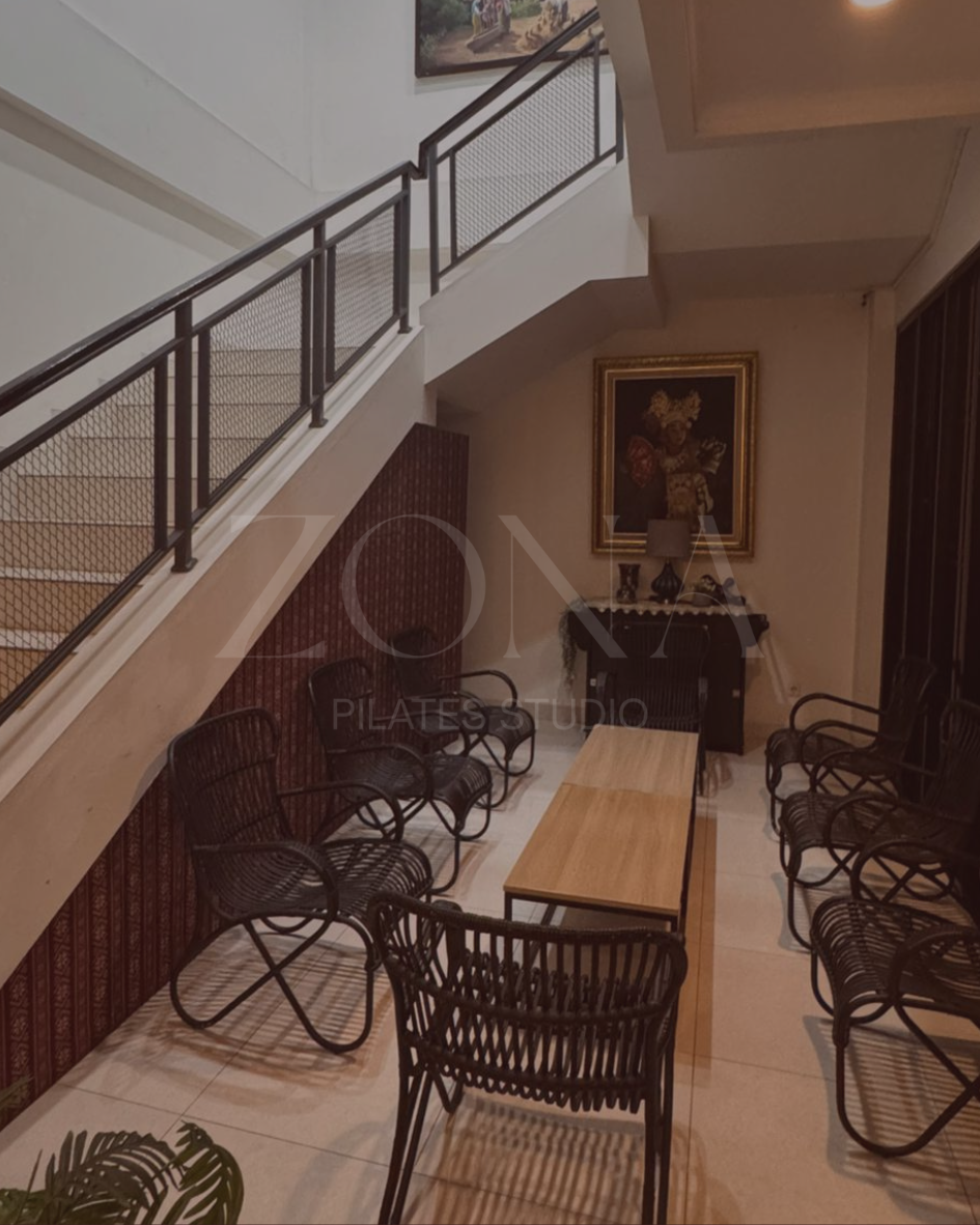 Tempat tunggu yang nyaman di ZONA PIlates Studio Bogor